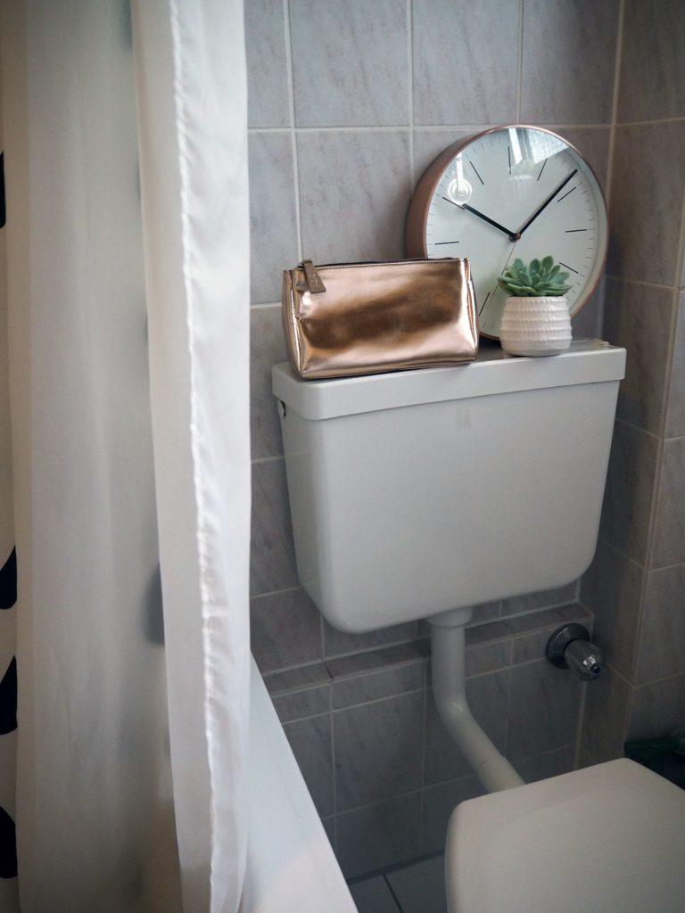 2017-09-skoen-och-kreativ-interior-badezimmer-update-how-to-style-a-small-bathroom (1)
