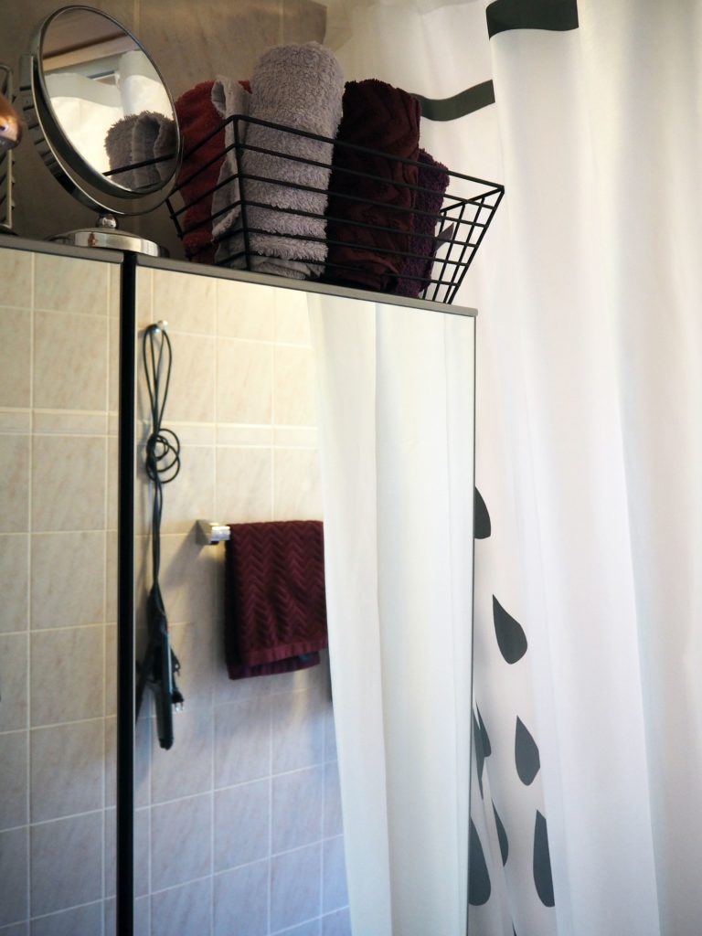 2017-09-skoen-och-kreativ-interior-badezimmer-update-how-to-style-a-small-bathroom (10)