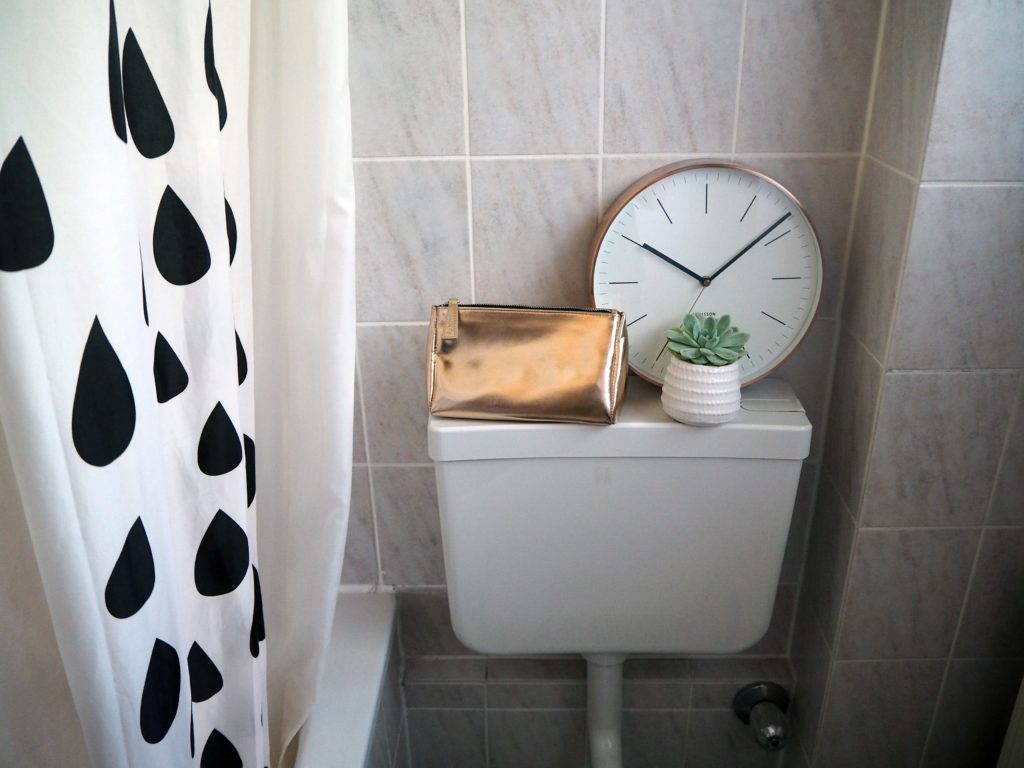 2017-09-skoen-och-kreativ-interior-badezimmer-update-how-to-style-a-small-bathroom (14)