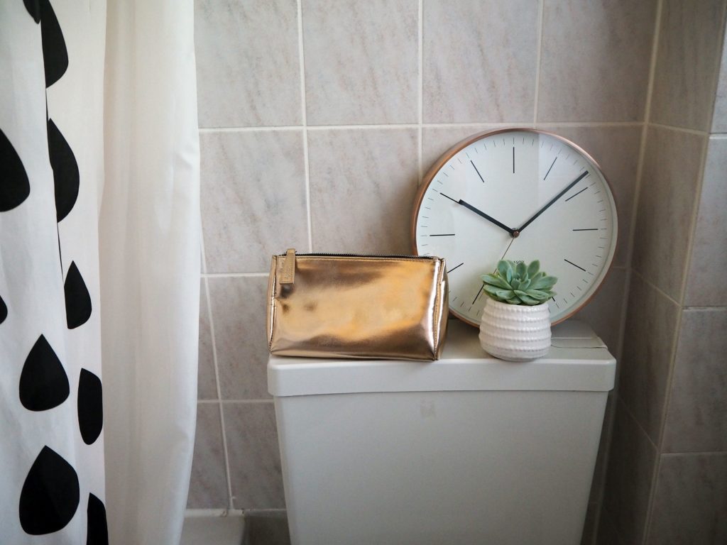 2017-09-skoen-och-kreativ-interior-badezimmer-update-how-to-style-a-small-bathroom (15)