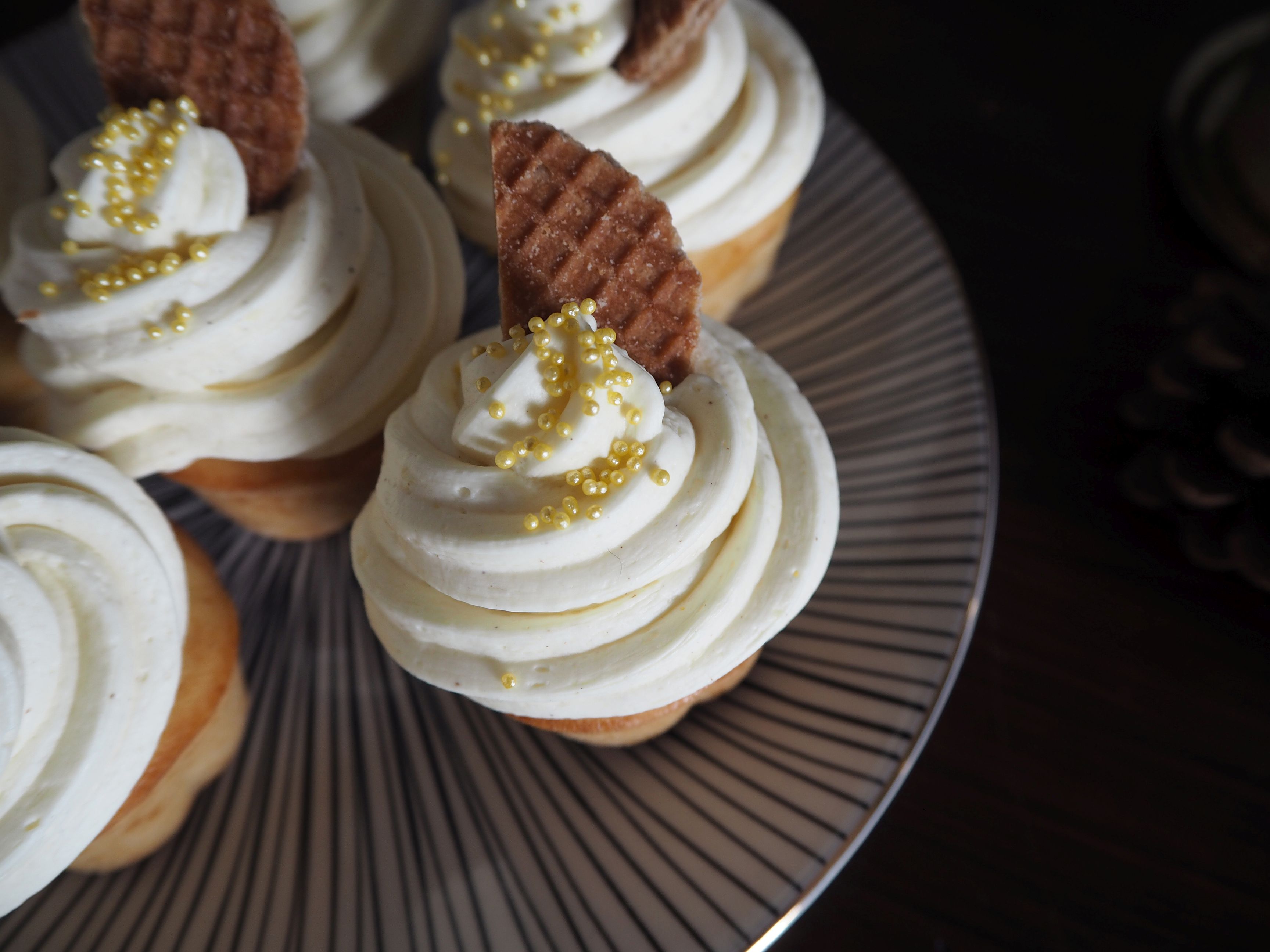 2012-12-skoen-och-kreativ-food-cake-cookie-love-vanille-sekt-cupcakes (10)