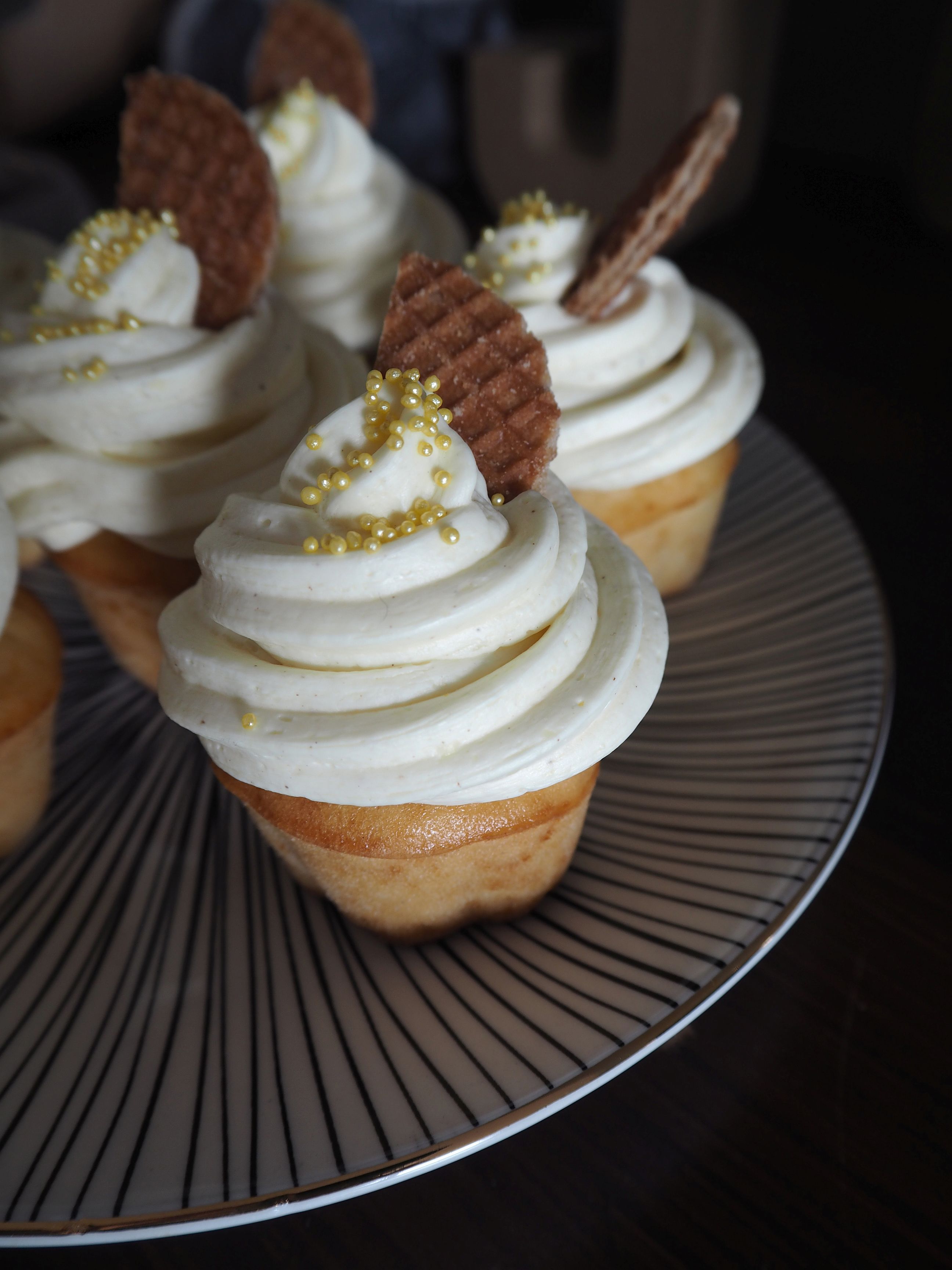 2012-12-skoen-och-kreativ-food-cake-cookie-love-vanille-sekt-cupcakes (11)