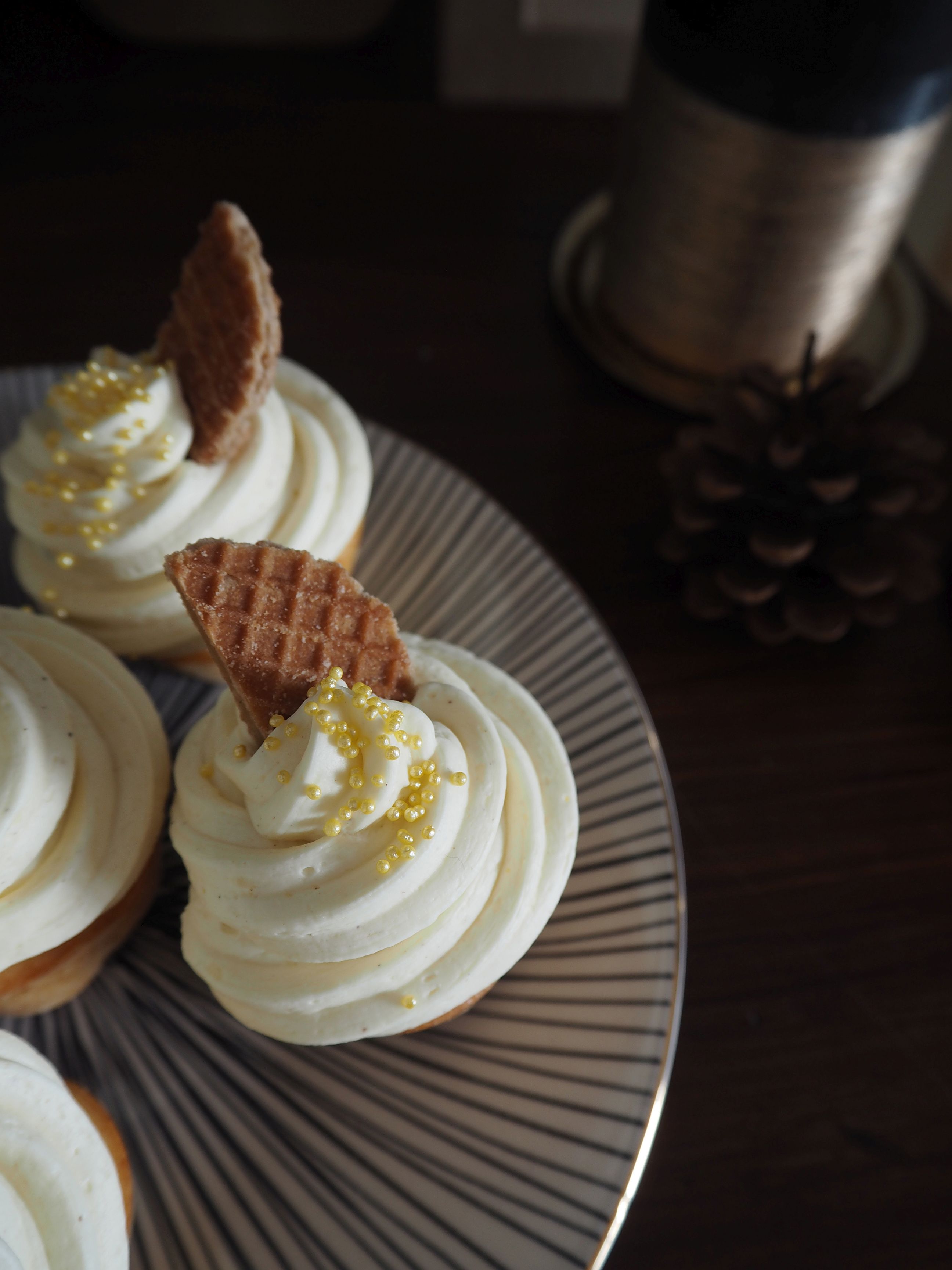 2012-12-skoen-och-kreativ-food-cake-cookie-love-vanille-sekt-cupcakes (12)