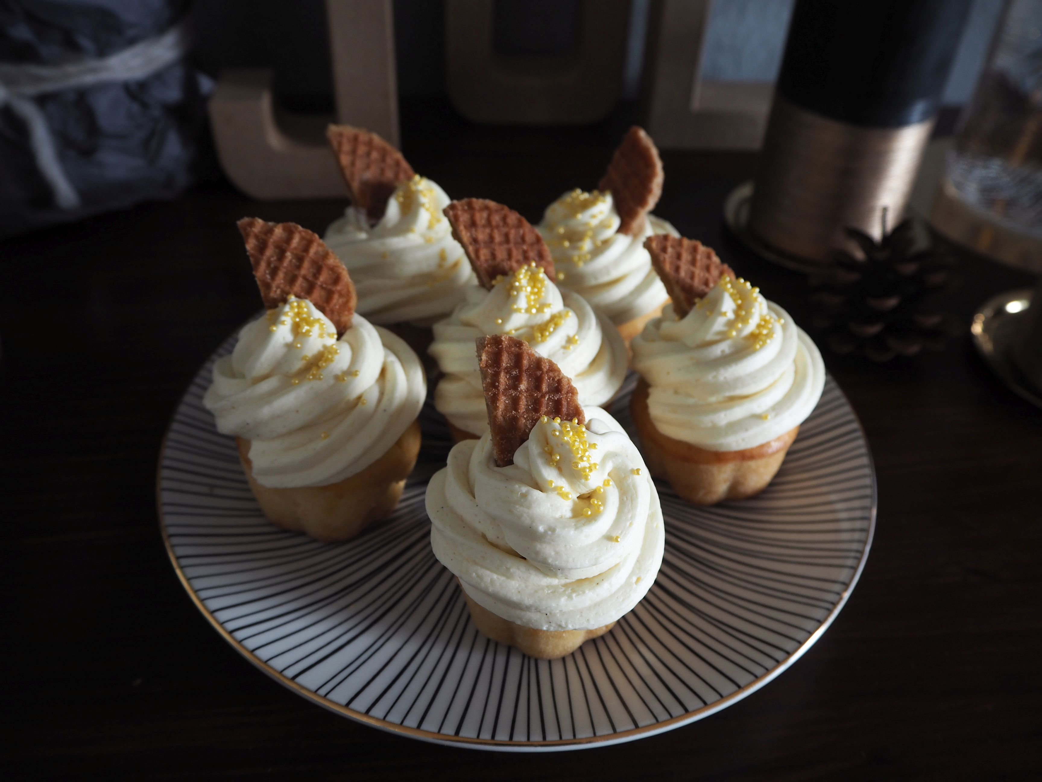 2012-12-skoen-och-kreativ-food-cake-cookie-love-vanille-sekt-cupcakes (8)