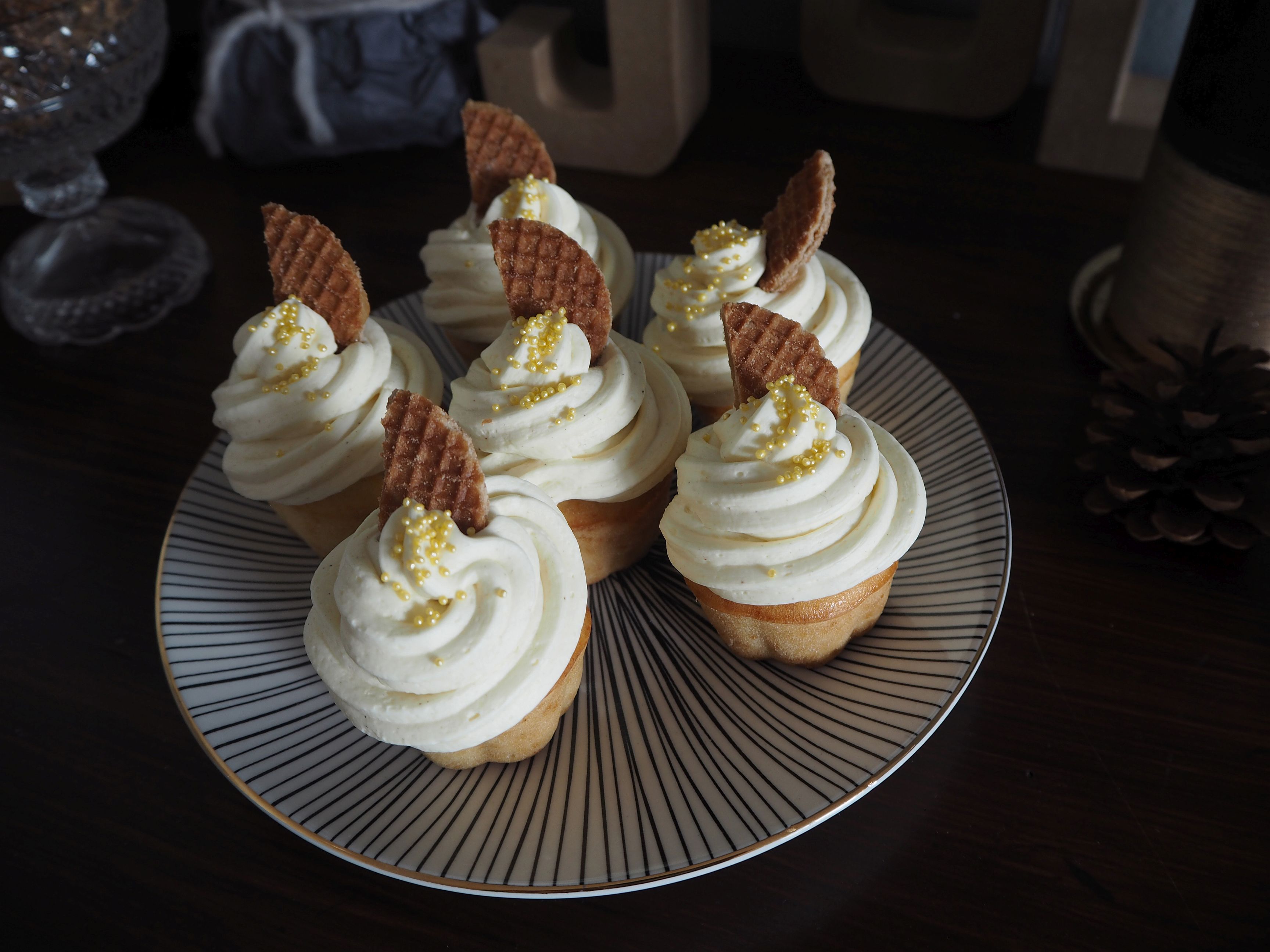 2012-12-skoen-och-kreativ-food-cake-cookie-love-vanille-sekt-cupcakes (9)